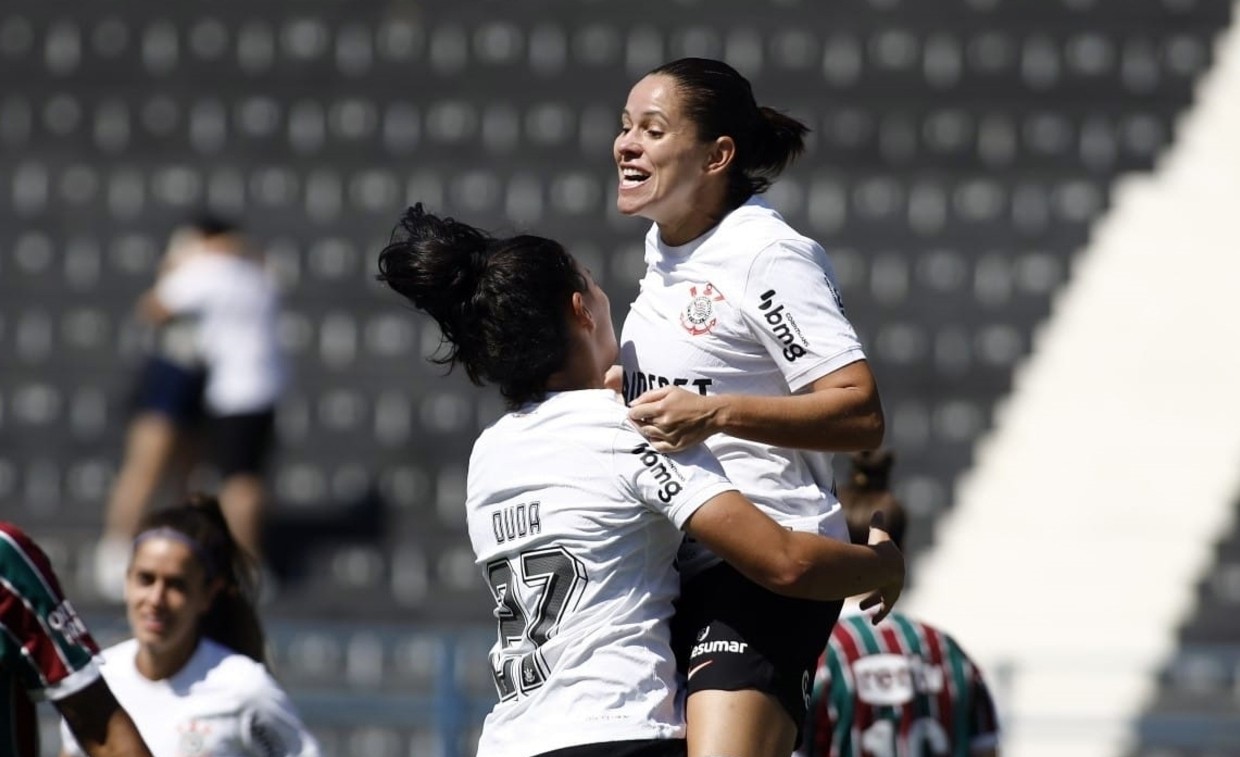 Jogadoras do Corinthians comemorando gol