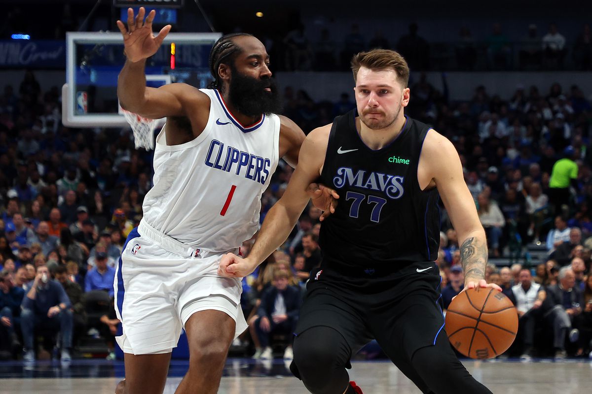 Jogadores em ação em partida entre Mavericks e Clippers