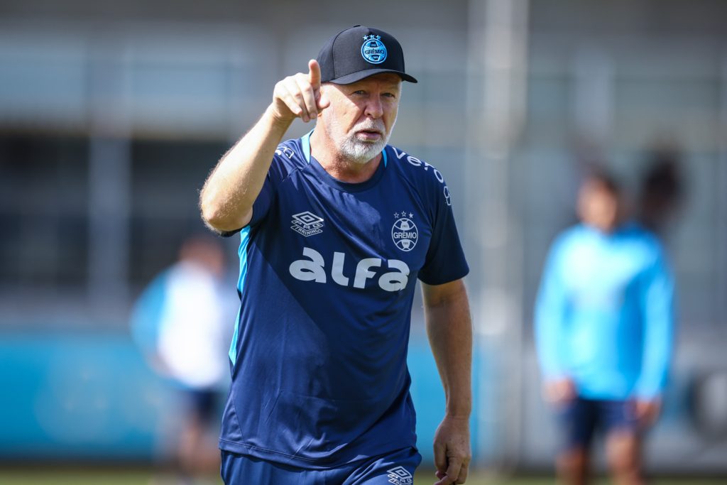 Mano Menezes em treino do Grêmio