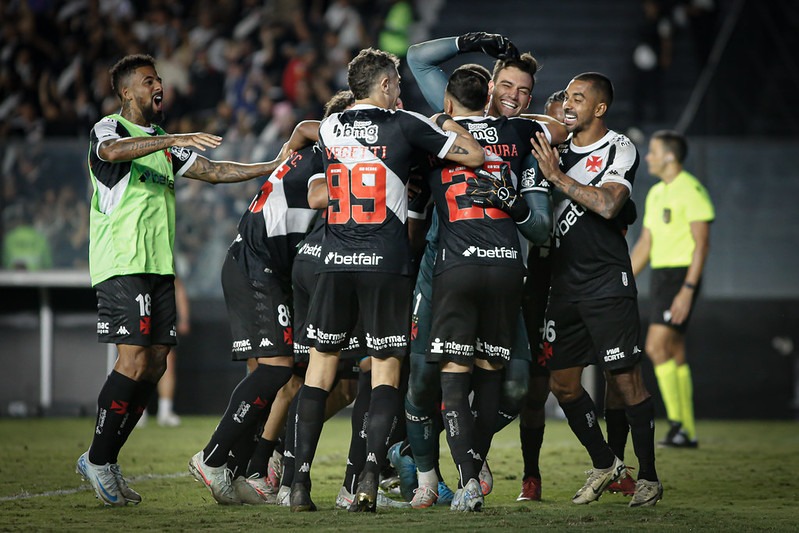 Jogadores do Vasco comemoram com Léo Jardim - Fotos: Matheus Lima/Vasco - Reprodução: Flickr Vasco