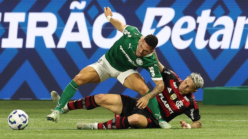 Paulinho e Varela disputam bola - (Foto: Cesar Greco/Palmeiras - Reprodução: Flickr Palmeiras