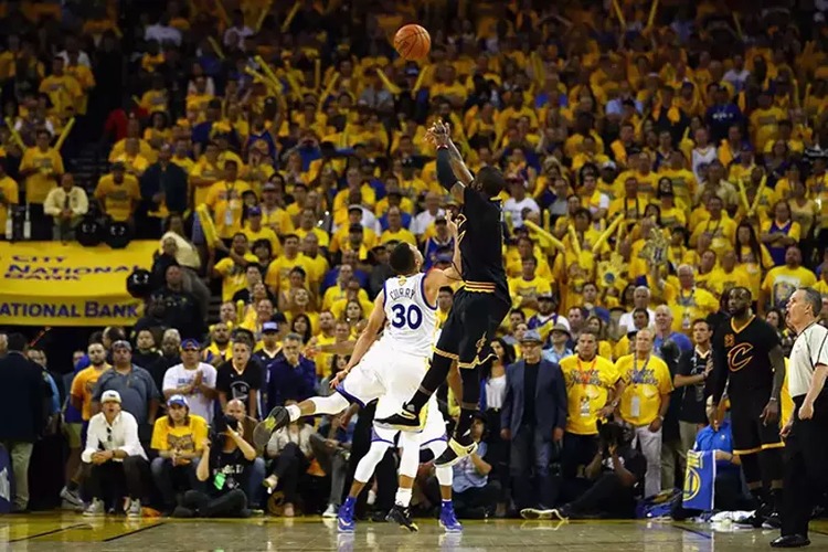 Kyrie Irving marca cesta de três pontos na final da NBA em 2016 - Reprodução: Yandex