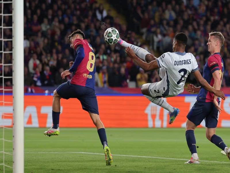 Dumfries marca gol contra Barcelona - Reprodução: Yandex