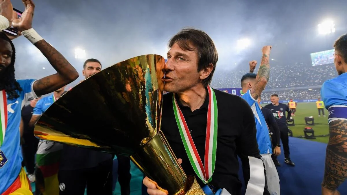 Antonio Conte celebra título pelo Napoli