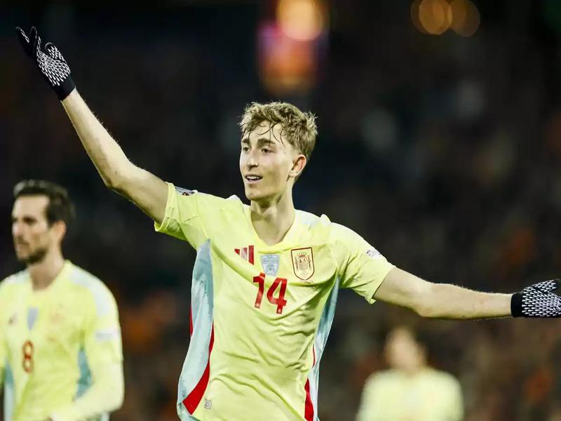 Dean Huijsen em ação pela Espanha - Reprodução: Yandex