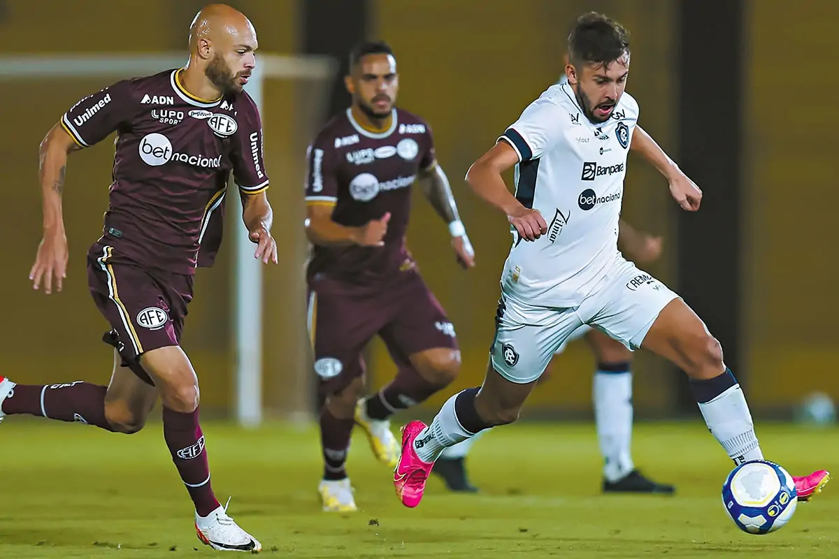 Jogadores de Ferroviária e Remo em ação