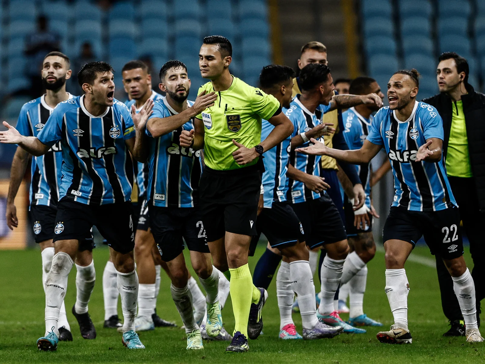 Grêmio x CSA: Tricolor é eliminado com polêmica de arbitragem e expulsão
