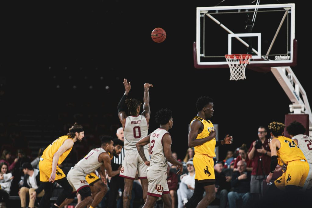 Homem atirando a bola na linha de lance-livre - Foto de LOGAN WEAVER na Unsplash