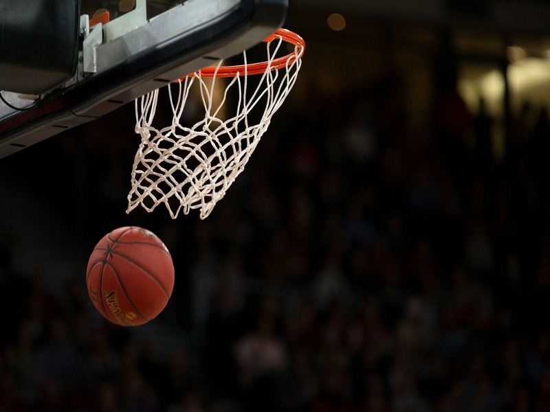 Bola caindo em cesta de basquete - Foto de Markus Spiske na Unsplash