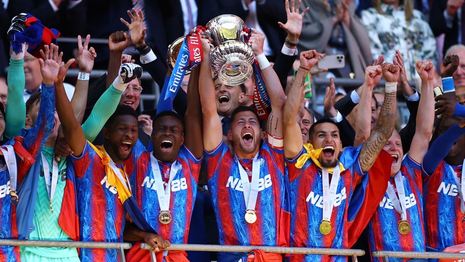 Jogadores do Crystal Palace celebram título da FA Cup