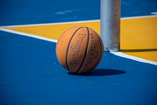 Bola de basquete - Foto de Robin Jonathan Deutsch na Unsplash