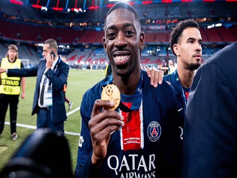 Dembélé com medalha da Liga dos Campeões - Reprodução: Yandex
