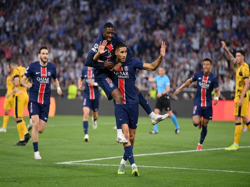 Jogadores do PSG comemoram gol - Reprodução: Yandex