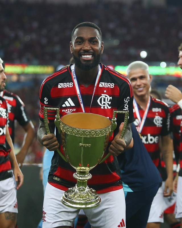 Gerson com a taça do Campeonato Carioca de 2025 - Foto: Gilvan de Souza/Flamengo - Reprodução: Flickr Flamengo