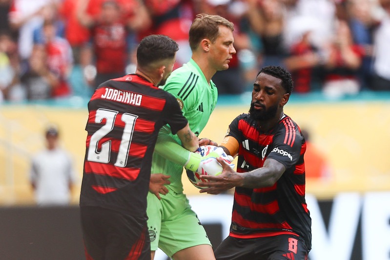 Jogadores de Flamengo e Bayern de Munique - Fotos: Gilvan de Souza/Flamengo - Reprodução: Flickr Flamengo