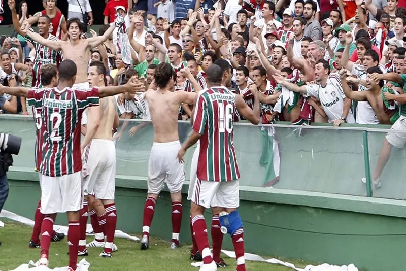 Jogadores do Fluminense comemoram com a torcida - Foto: Felipe Gabriel / LANCEPRESS - Reprodução: Lance!