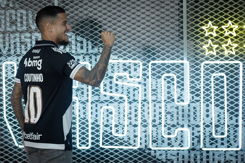 Coutinho com a camisa 10 do Vasco - Fotos: Matheus Lima/Vasco - Reprodução: Flickr Vasco