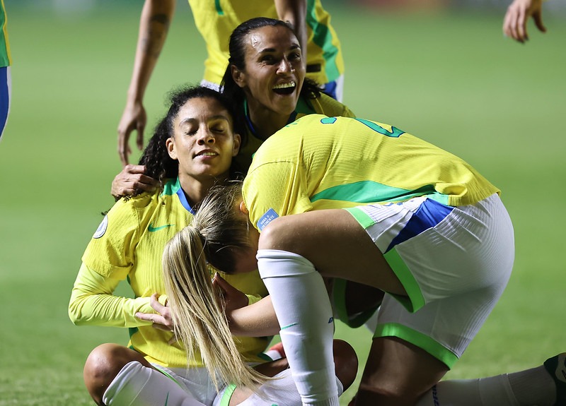 Jogadoras de Seleção brasileira comemoram gol - Fotos : Lívia Villas Boas / CBF - Reprodução: Flickr 