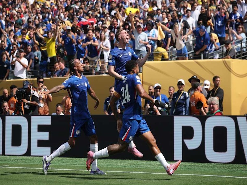 Jogadores do Chelsea comemoram gol contra o PSG - Reprodução: Yandex