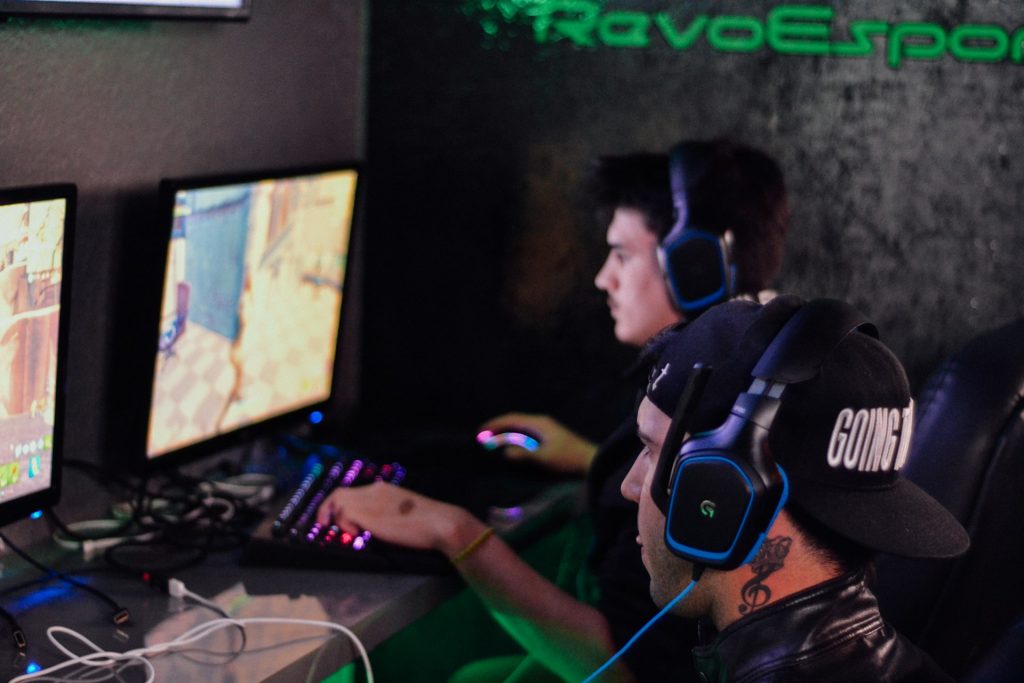 Jogadores de eSport - Foto de Alex Haney na Unsplash