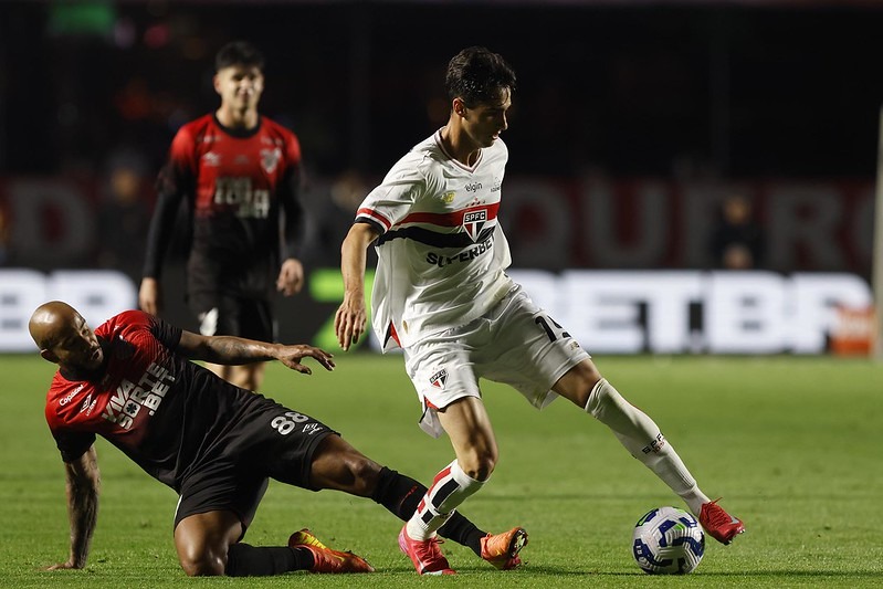 Jogadores de São Paulo e Athletico-PR em partida da Copa do Brasil - Foto: Rubens Chiri e Miguel Schincariol/Saopaulofc.net - Reprodução: Flickr São Paulo