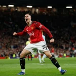 Fernandes faz história, e United se aproxima da Champions com vitória suada por 2 a 1 sobre o Brentford