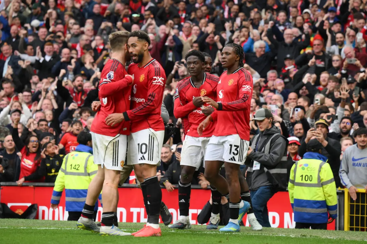 Manchester United 3-2 Liverpool: Vitória Dramática no Old Trafford Garante Vaga na Champions League